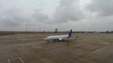 yolcu uçağı Boeing havaalanında pistte