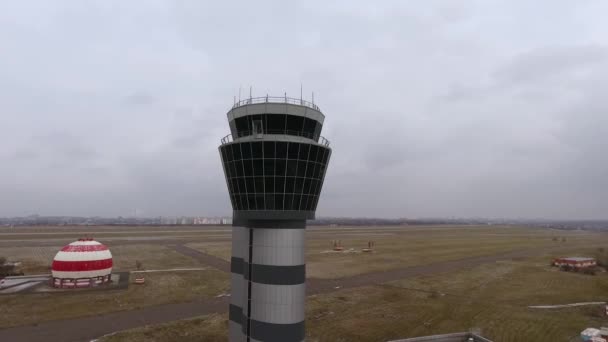 Tiro de arco de la torre de control aéreo de gestión de vuelos en el aeropuerto internacional — Vídeos de Stock