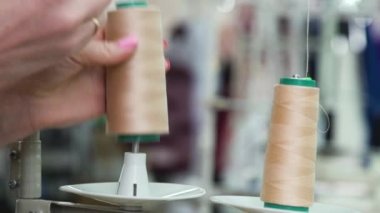 kadın işçi ellerini closeup Endüstriyel Dikiş makinesinde iplik skein koymak
