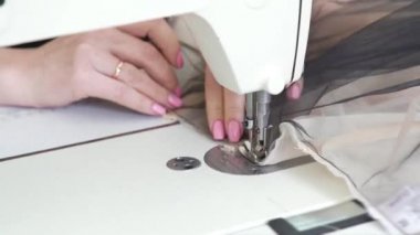 dikiş makinesi ile yüzük dikiş kumaş ile kadın terzi elleri closeup