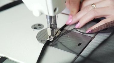 dikiş makinesi ile kadın terzi dikiş kumaş doğru ellerde closeup