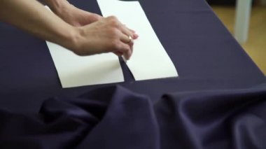 terzi tebeşir ile kumaş üzerinde şablon çizim halkaları ile kadın ellerin closeup
