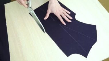 masaya makas ve kumaş şablonu bırakarak genç kadın elleri üst görünümü