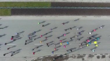 maraton koşucular üstten aşağı havadan çekim şehir yolu üzerinde rekabet