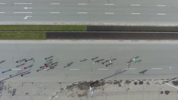 도시의도로에서 스포츠 경주 마라톤에서 실행 하는 많은 사람들의 항공 — 비디오
