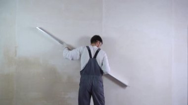 ücretsiz ve kopya alanı ile ruh seviyesi ile yeni duvarın boşlığı kontrol