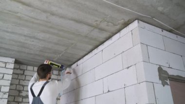 Montaj köpüğü ile duvar ve tavan arasında dolum boşluğu doldurma