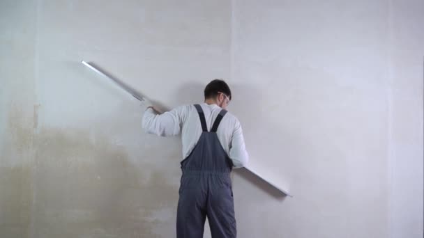 Kontrola nepevnosti nové zdi s lihovinou s volným a kopírovním prostorem — Stock video
