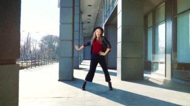 seksi sarışın kadın yavaş hareket güneş ışığında şehir sokakta dans