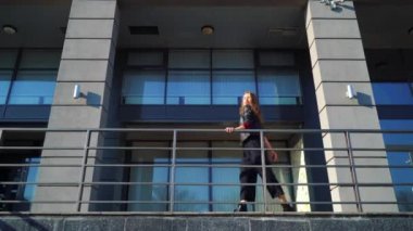 modern binanın metal korkulukları yakın performans kadın sokak dansçı