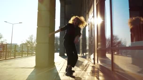 镜头耀斑效果与妇女在城市街道上表演当代舞蹈 — 图库视频影像