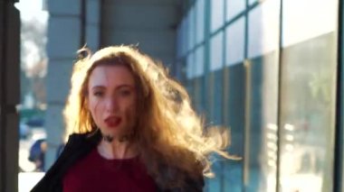 Genç Sarışın kadın portre kamera ve gün batımı ışınları içinde dans görünüyor