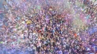 Kharkiv, Ukrayna-Haziran 18, 2017: Holi renkler Festival yavaş hareket içinde hava