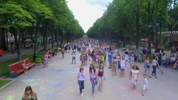 Charków, Ukraina-Czerwiec 18, 2017: Antena centralnego parku podczas festiwalu Holi — Wideo stockowe