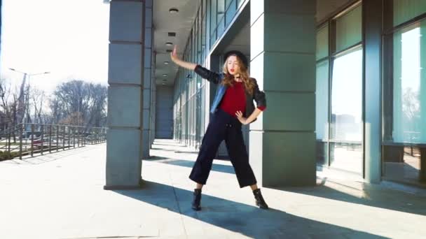 Bela mulher loira realizando dança contemporânea em câmera lenta — Vídeo de Stock