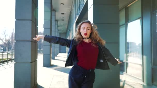 슬로우 모션에서 도시 풍경에 춤을 아름 다운 금발 여자 — 비디오