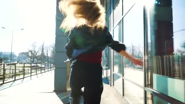 Bonita mujer rubia realizando danza contemporánea en un entorno urbano soleado — Vídeos de Stock