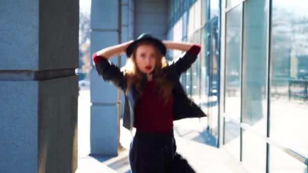Joven rubia en traje oscuro realizando danza contemporánea en las calles de la ciudad — Vídeos de Stock