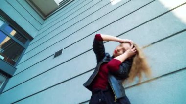 gün batımı içinde modern bina yakın performans kadın sokak dansçı düşük açı çekim
