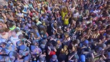 Kharkiv, Ukrayna-Haziran 18, 2017: parkta Holi Festivali 'nde renkli kalabalık hava