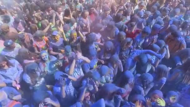 Kharkiv, Oekraïne-18 jun 2017: luchtfoto van kleurrijke menigte op Holi Colors Fest — Stockvideo