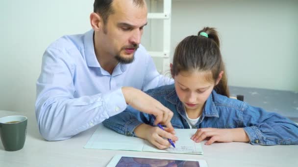 Vater hilft seiner Tochter bei den Hausaufgaben — Stockvideo