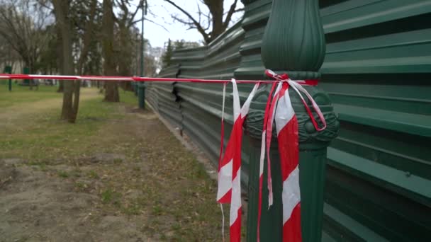 Rött och vitt Varningstejp nära Bygg arbets platsen varnar för begränsat område — Stockvideo