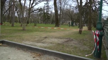 Uyarı bandı inşaat sitesi yakınındaki şehir parkında sokak lambası bağlı