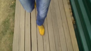 İnşaat yerinde ahşap zemininde yürüyüş erkek ayaklar üst görünümü