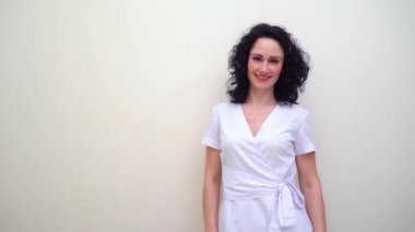 gülümseyen genç kadın portre beyaz boş alan ile izole üniforma