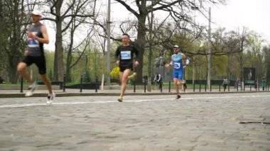 Kharkiv, Ukrayna - Nis 14, 2019: insanların kalabalık Arnavut kaldırımlı sokakta maraton koşmak
