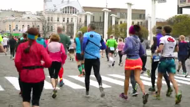 Kharkiv, Ukrayna - Nis 14, 2019: şehir yolunda maraton koşucuları geri görünümü — Stok video