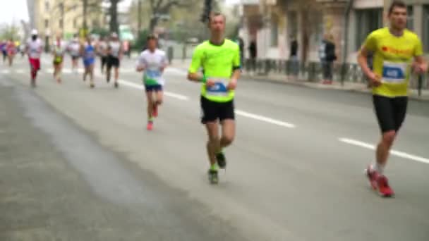 Kharkiv, Ukrajna-Apr 14, 2019: a futók tömege a városban maratoni verseny — Stock videók