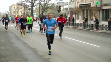 Kharkiv, Ukrayna - Nis 14, 2019: insanlar erken ilkbaharda şehir maratonunda koşmak