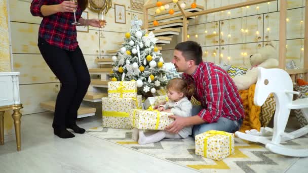 Lycklig familj med småbarn dotter firar jul hemma — Stockvideo
