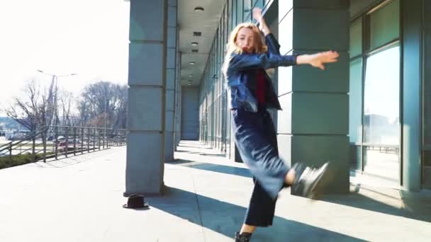 Fiatal szőke nő bemutató kortárs tánc napsütötte utcán lassított felvételen — Stock videók