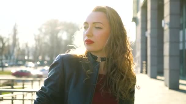 Portré csinos szőke nő, piros rúzs sétál napsütötte város utcában — Stock videók