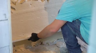 inşaat işçisi tadilat yerinde duvara sıva tesviye