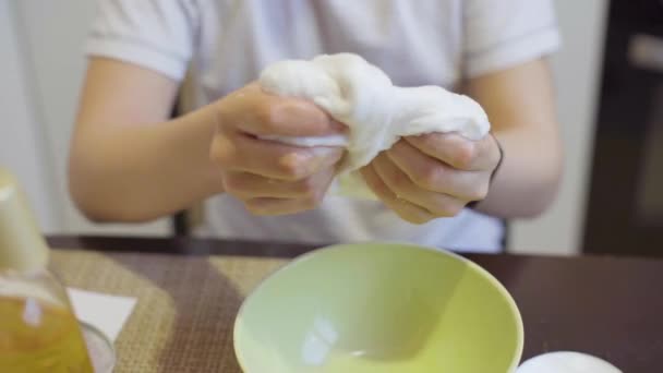 Close-up van meisje handen knijpen wit slime — Stockvideo