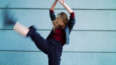 gri dokulu duvara karşı performans güzel kadın dansçı açık havada