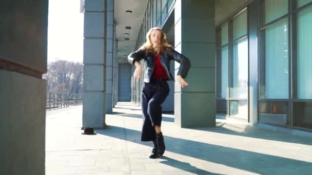 Danza contemporánea por mujer rubia en la calle soleada en cámara lenta — Vídeos de Stock