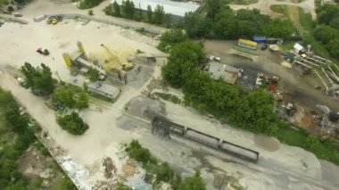 konveyör, depolama kuleleri ve kargo treni anteni ile eski beton fabrikası