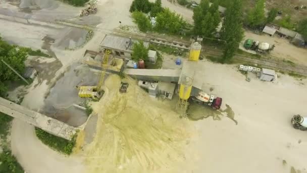 旧混凝土工厂输送机、储物塔和附近设施的弧线拍摄 — 图库视频影像
