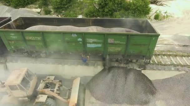 Endüstriyel moloz boşaltmak için fabrika işçisi stoperlerin boşaltma havası — Stok video