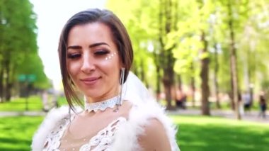 yeşil parkta etrafında dönen güzel genç gelin portresi