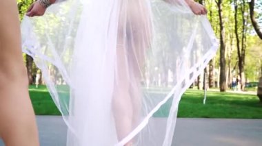 güneşli parkta performans seksi kostümleri kadın dansçıların bacaklar ve kalçalar