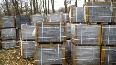 filme sarılmış kaldırım taşları yığınları dışında yere saklanır