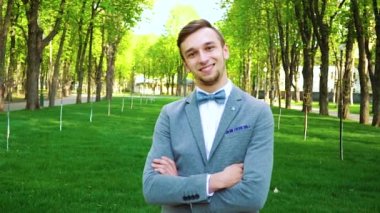 genç yakışıklı adam portre kameraya bakarak ve gülüyor