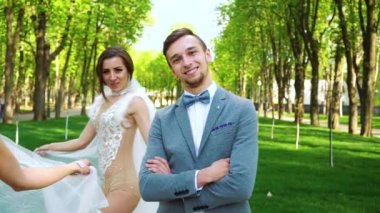 yakışıklı damat hala ayakta ve üç güzel gelinler onun etrafında yürüyüş