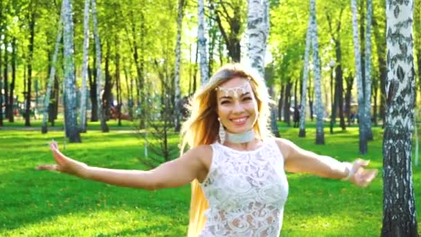 Lachende vrouw in sensuele kostuum dans in berken Grove met lens flare effect — Stockvideo